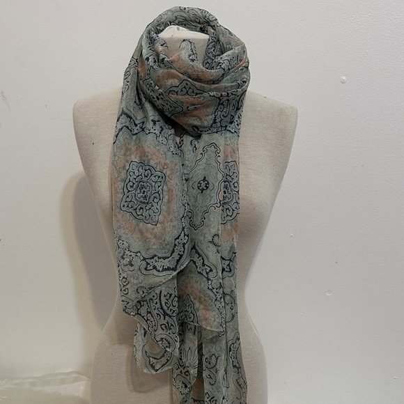 Chic Patterned Scarf - green  and Cream - Picture 1 of 6